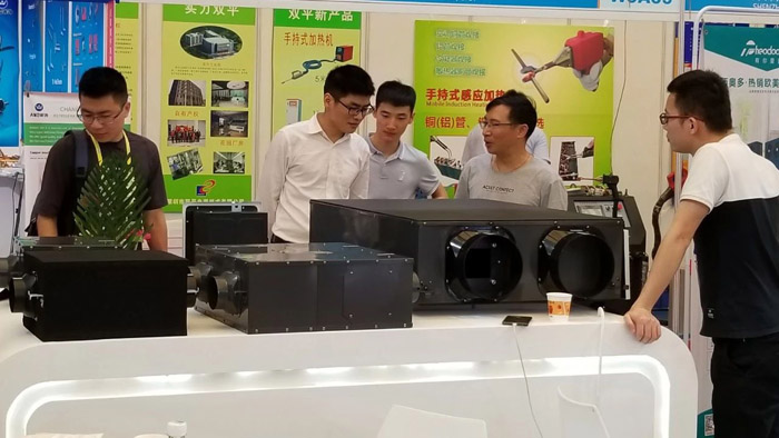 國際客商圍觀新風(fēng)機(jī)