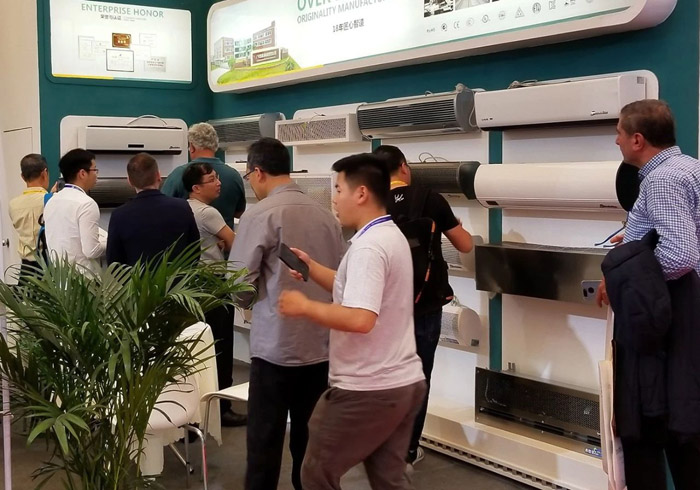 國內(nèi)外客商參觀風(fēng)幕機(jī)展區(qū)