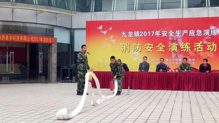 西奧多消防演習-消防水管的使用