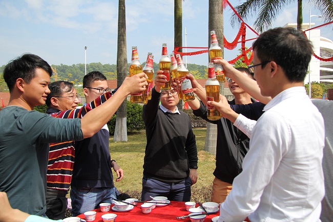 歡聚一堂，把酒言歡